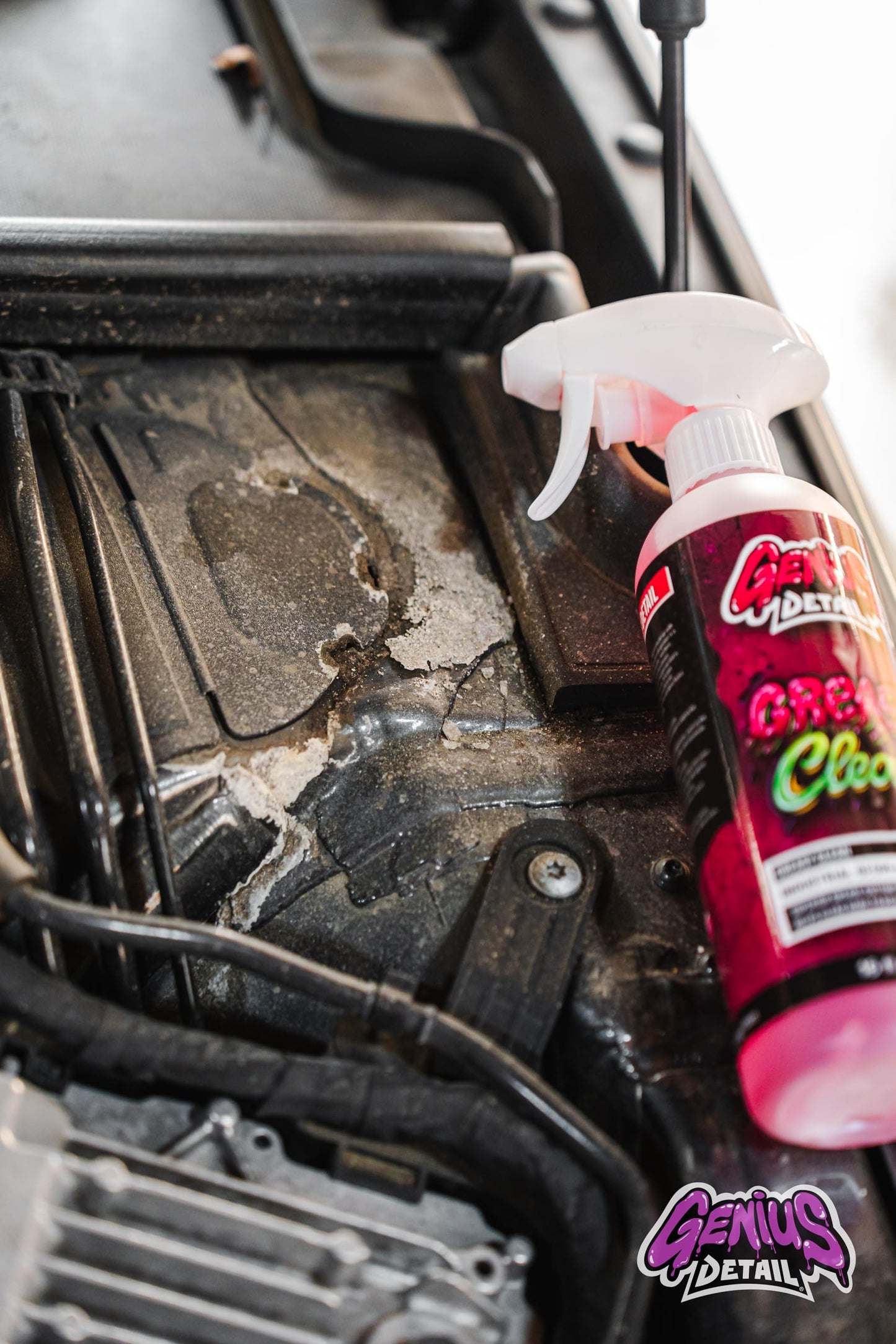 GENIUS DETAIL - Greasy Clean, Heavy-Duty Automotive Degreaser, Removes Grease and Oil Buildup, Cleans Engines, Engine Bays, Cars Parts, Trucks, Brakes, Biodegradable, Eco-Friendly - 1 Gallon / 3.78L