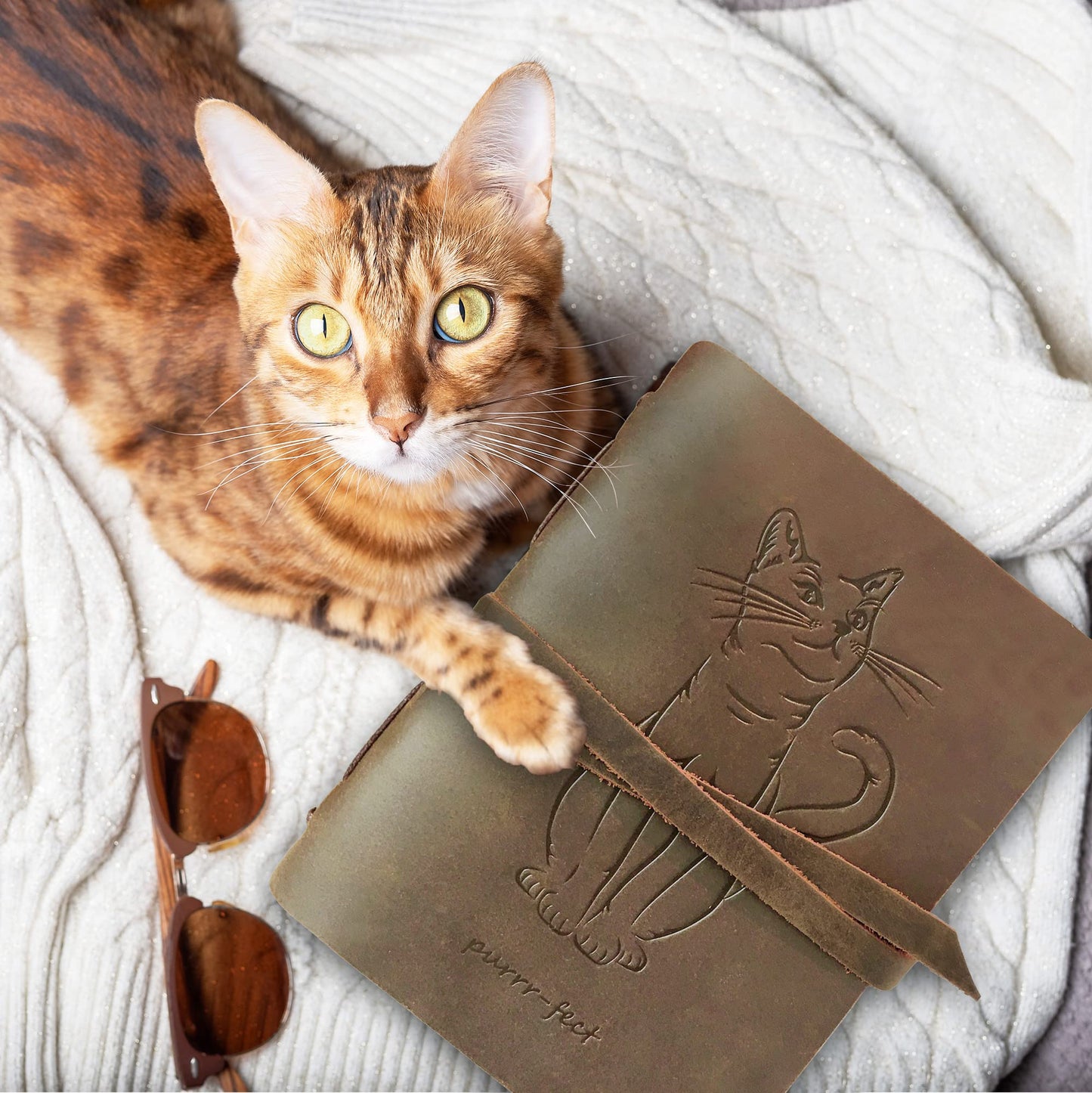 Genuine Leather Journal - Embossed Cat Design | Carnet de Notes en Cuir Journal avec Motif Chat | Beautiful A5 Handmade Travel Diary, Vintage Writing Bound Notebook Antique Soft Rustic 6"x8" | 21x15 cm Engraved Unlined Paper for Notes Perfect Sketchbook +