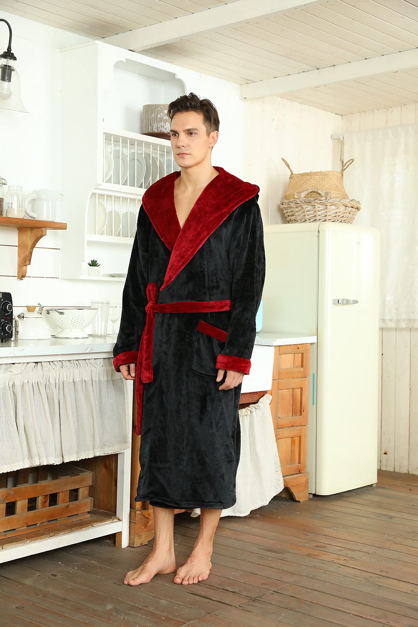 U2SKIIN Mens Hooded Robe, Plush Robes for Men Long Fleece Bathrobe(Black/Dark Red, L/XL)