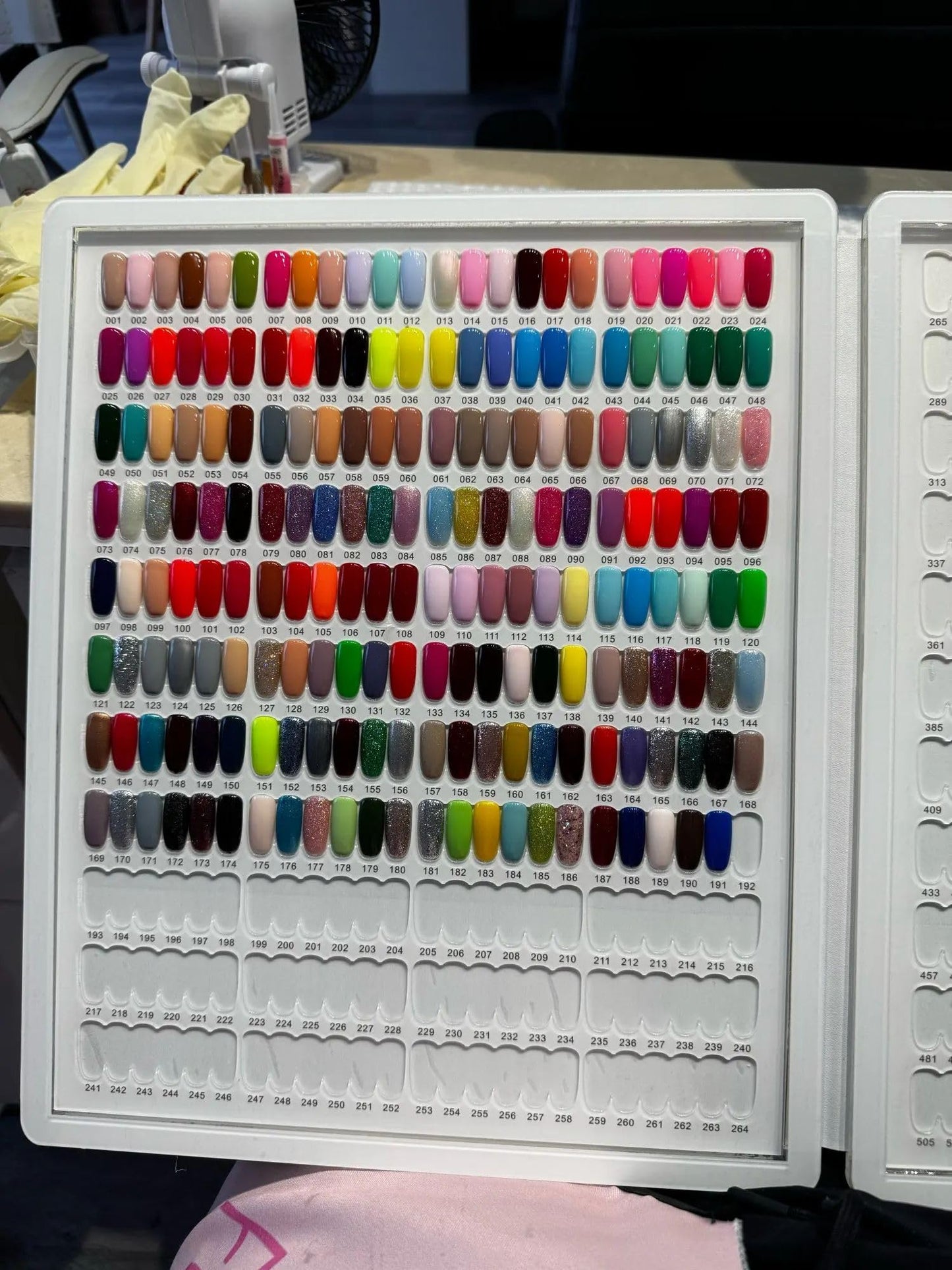 Acycoin2A 528 Nail Gel Polish Display Chart Acrylic Nail Art Sample Book Salon Color Exhibit Tools Showing Shelf with False Tips and Number Sticker
