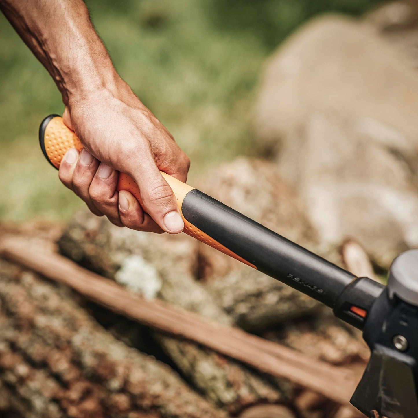 Fiskars Pro IsoCore Maul - 2.5-Pound Wood Splitter for Small Size Logs and Kindling with Shock-Absorbing Handle - Black/Orange