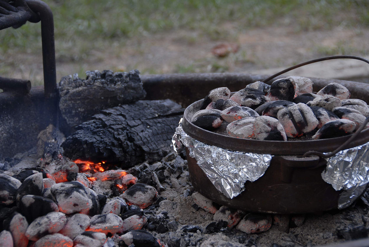 Pre-Seasoned Cast Iron Camp Dutch Oven With Legs, 4.1 qt, including Lid Lifter & Lid Stand