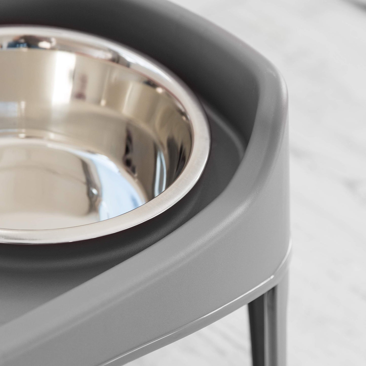 IRIS USA Elevated Dog Bowls, Adjustable Height, 2 Thick 1.9 L Stainless Steel Bowls, Spill-Proof with Raised Outer Rim, Durable Plastic, Easy Assemble, 2 Heights 11.8 or 31.1 cm, Dark Gray