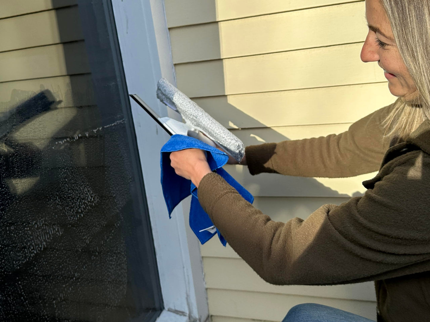 Unger Window Washing Starter Kit with 2-in-1 Microfiber Combi, Collapsible Pole, Microfiber Cloth, and Bucket