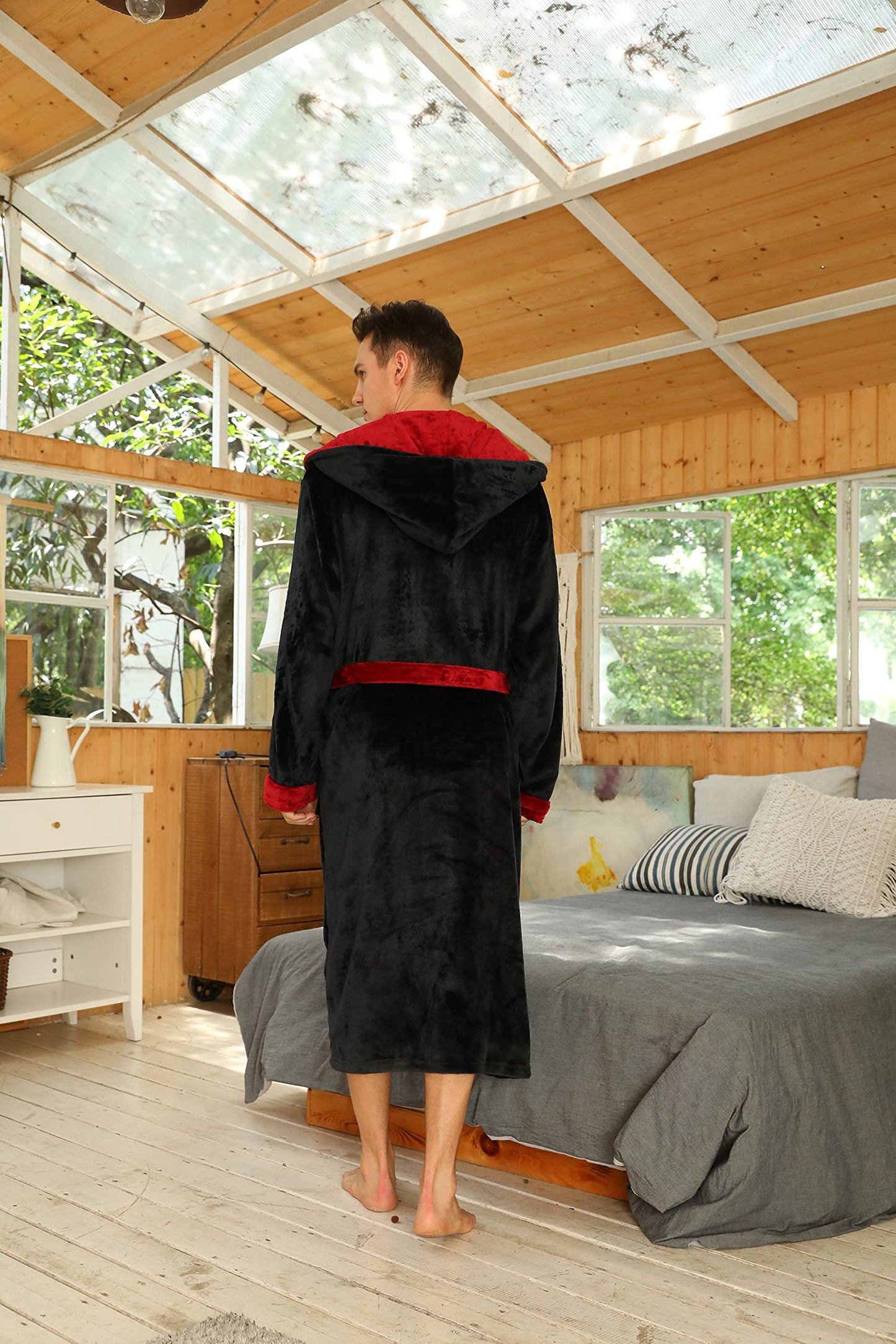 U2SKIIN Mens Hooded Robe, Plush Robes for Men Long Fleece Bathrobe(Black/Dark Red, L/XL)