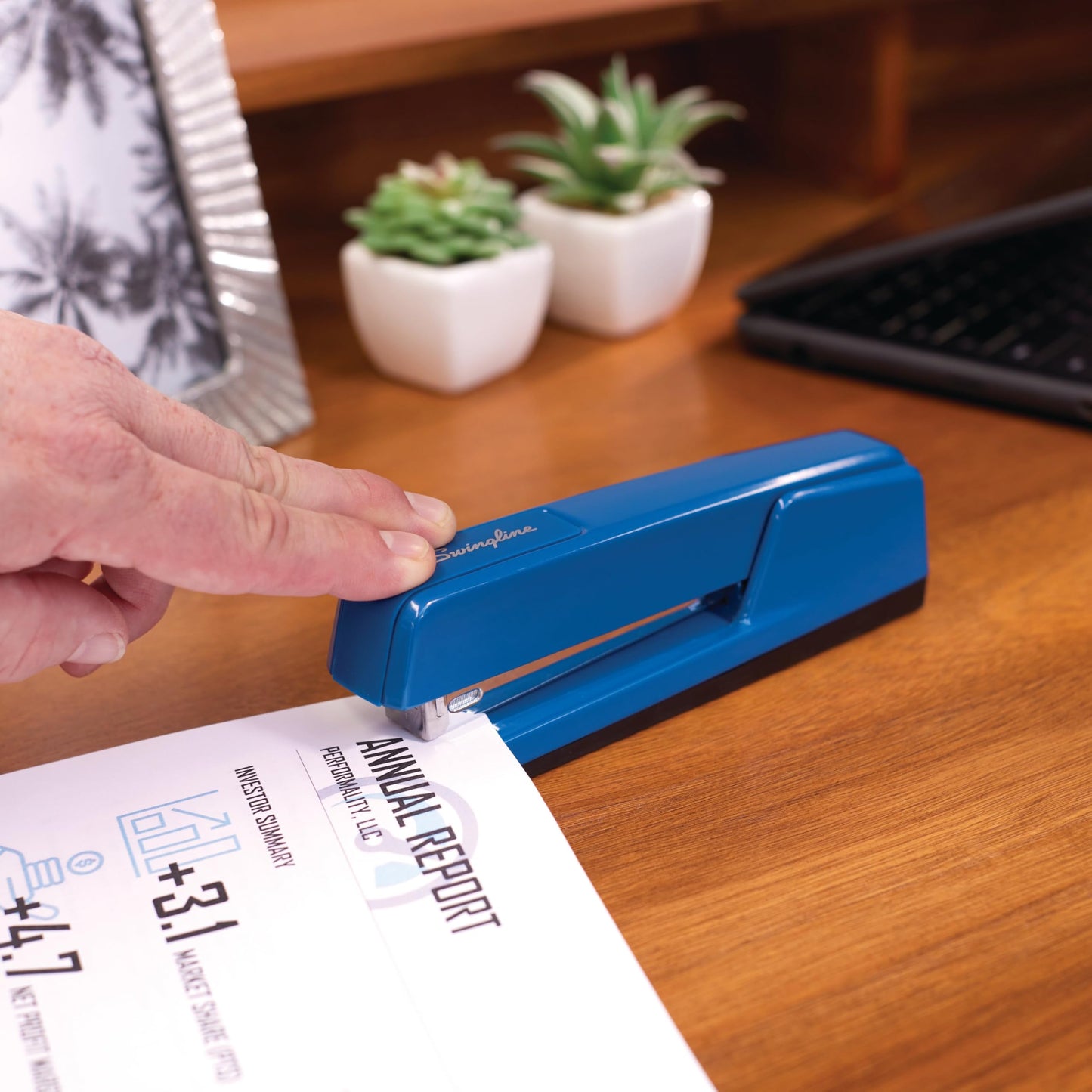 Swingline 747 Classic Desk Stapler, 20 Sheet Capacity, Royal Blue (S7074724)
