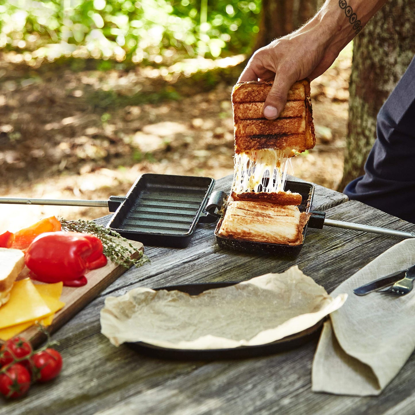 Uno Casa Cast Iron Pie Iron - Campfire Pie Iron Sandwich Maker with Detachable/Extendable Handles, Camping Mountain Pie Iron - Pre-Seasoned Cast Iron Camp Cooker