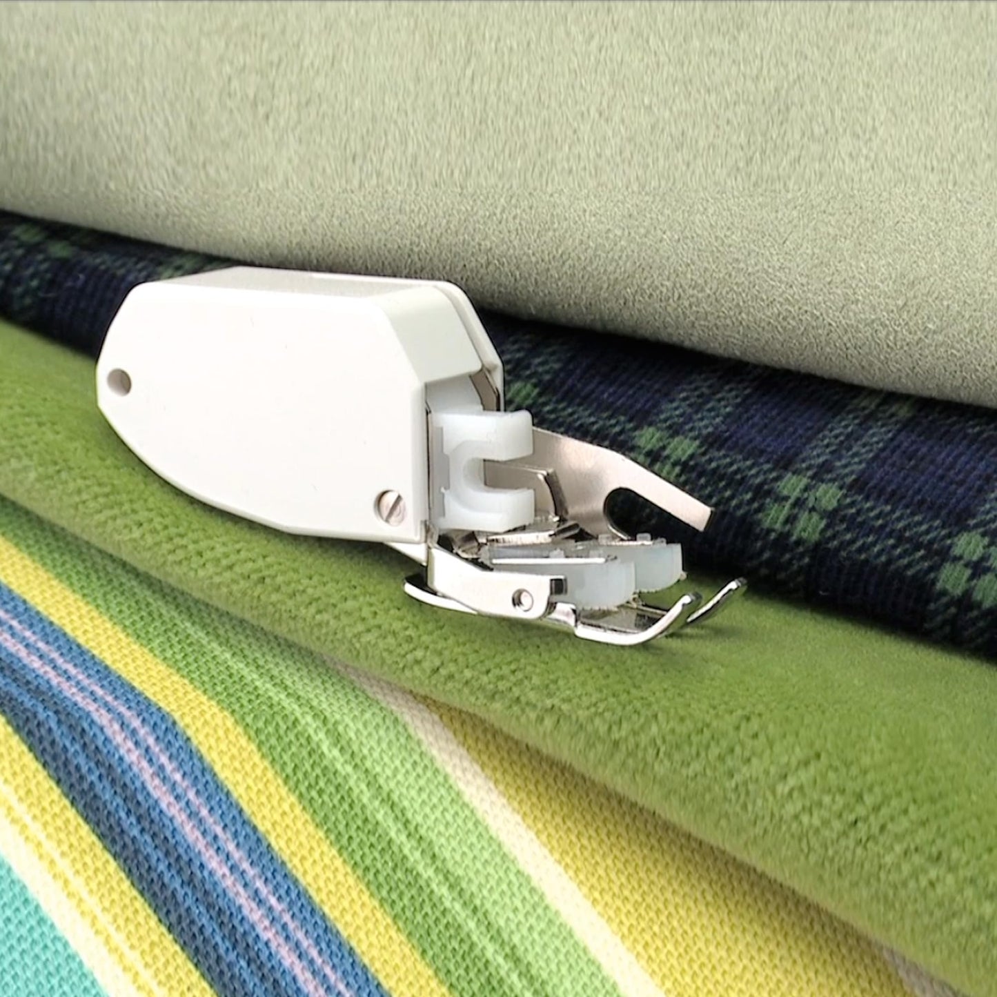 SINGER | Even Feed Walking Presser Foot - Fork, Perfect for Matching Stripes & Plaids, Quilting & Sewing with Pile Fabrics