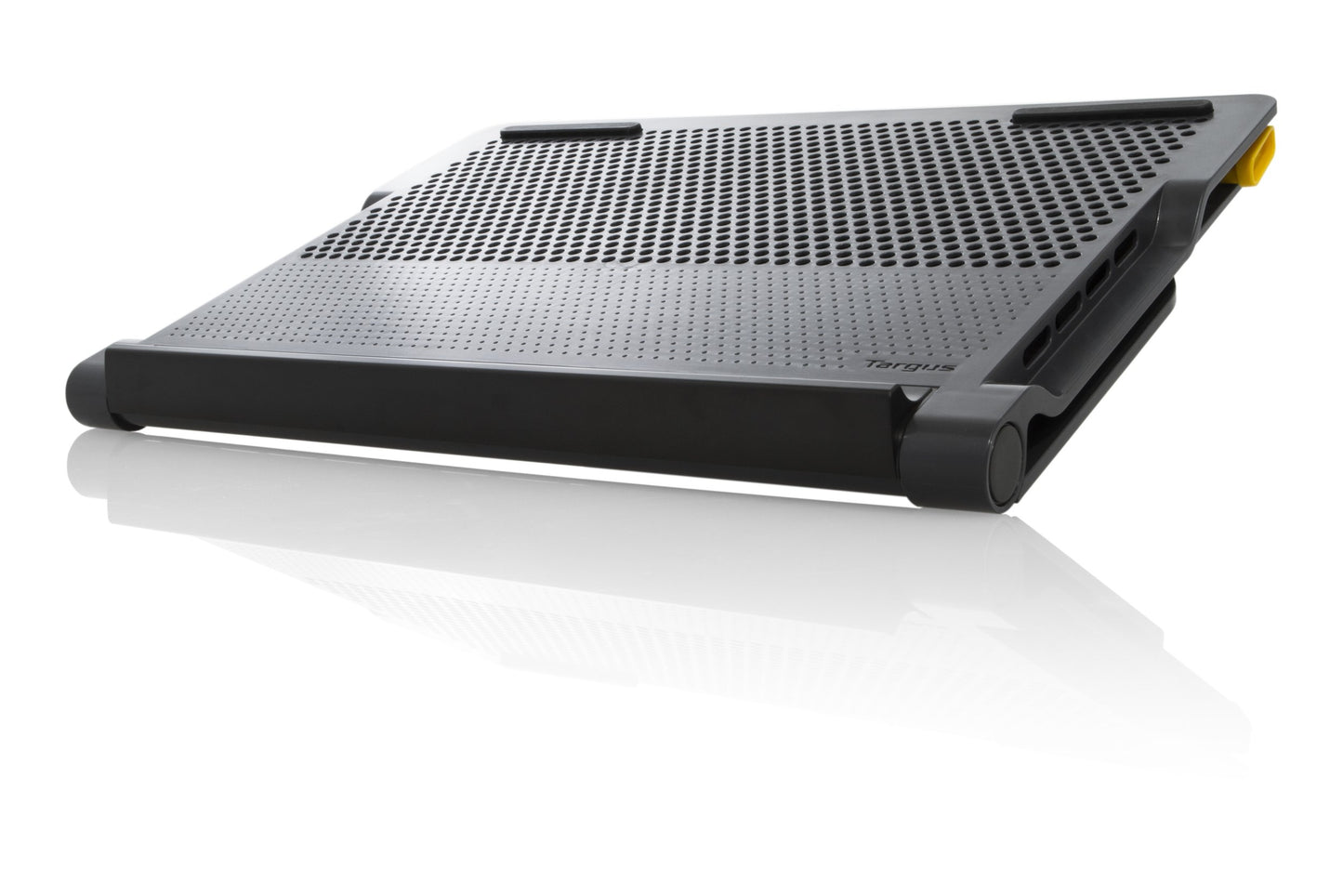 Targus Chill Hub and Chill Mat with 4-Port Hub for Laptops up to 17-Inch Black, (AWE81US)