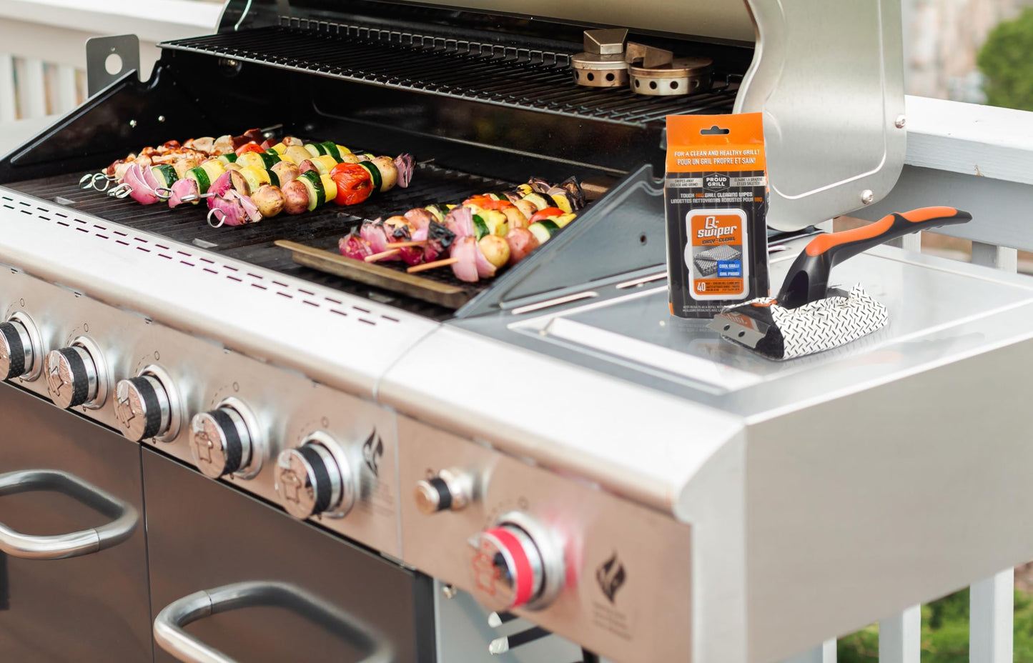 Proud Grill Q-Swiper XL BBQ Grill Brush Cleaner Set - 1 Long Grill Brush with Scraper & 40 Cleaning Wipes, Easy-Clean, Bristle & Wire Free, Grease & Grime Remover, Cleaner Kit for Outdoor Smoker