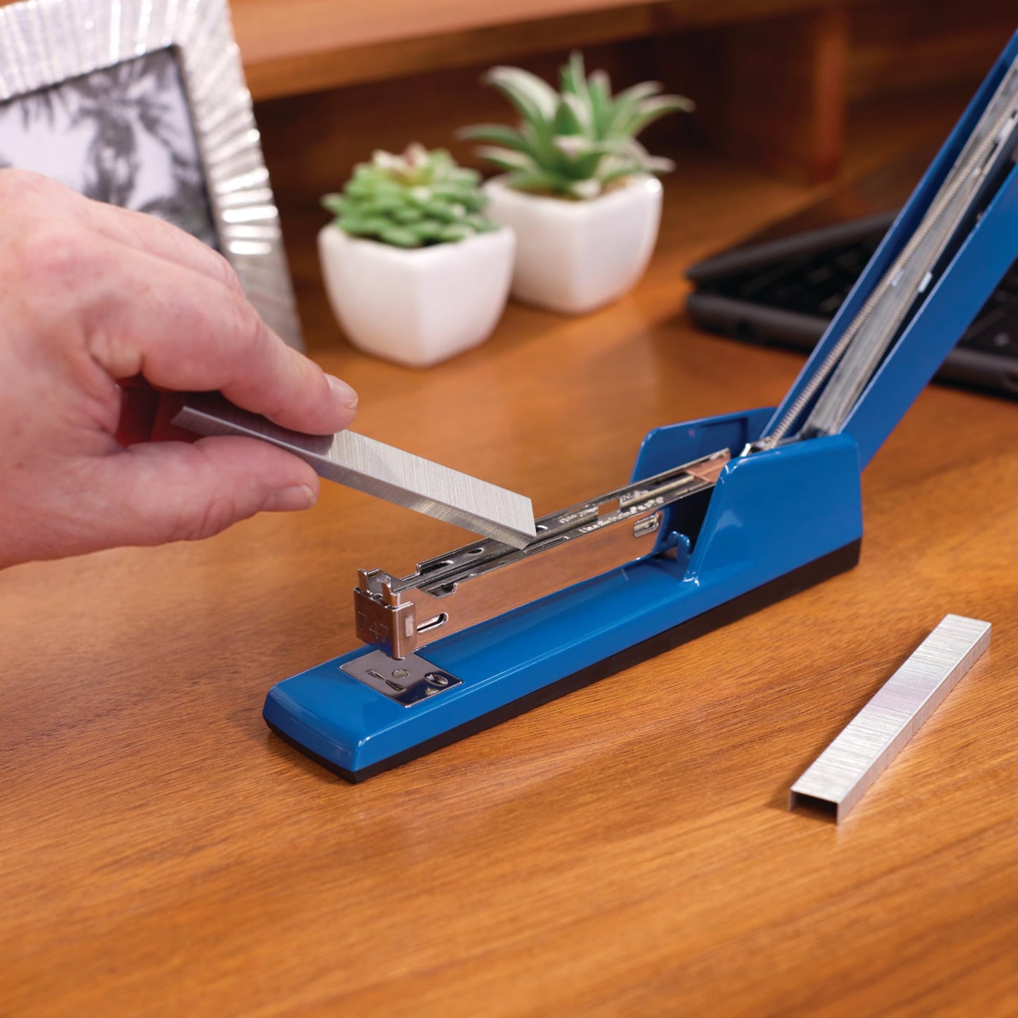 Swingline 747 Classic Desk Stapler, 20 Sheet Capacity, Royal Blue (S7074724)