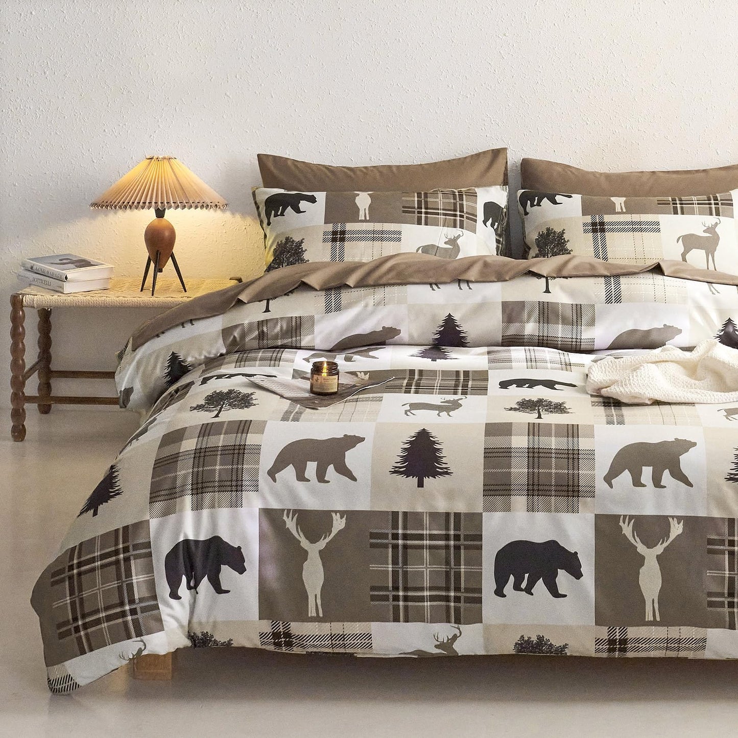 Wake In Cloud - Rustic Comforter Set, Cabin Christmas Farmhouse Western Lodge Woodland Wildlife Patchwork RV Outdoor Theme, Soft Lightweight Bedding, 3-Piece, Taupe, Queen Size