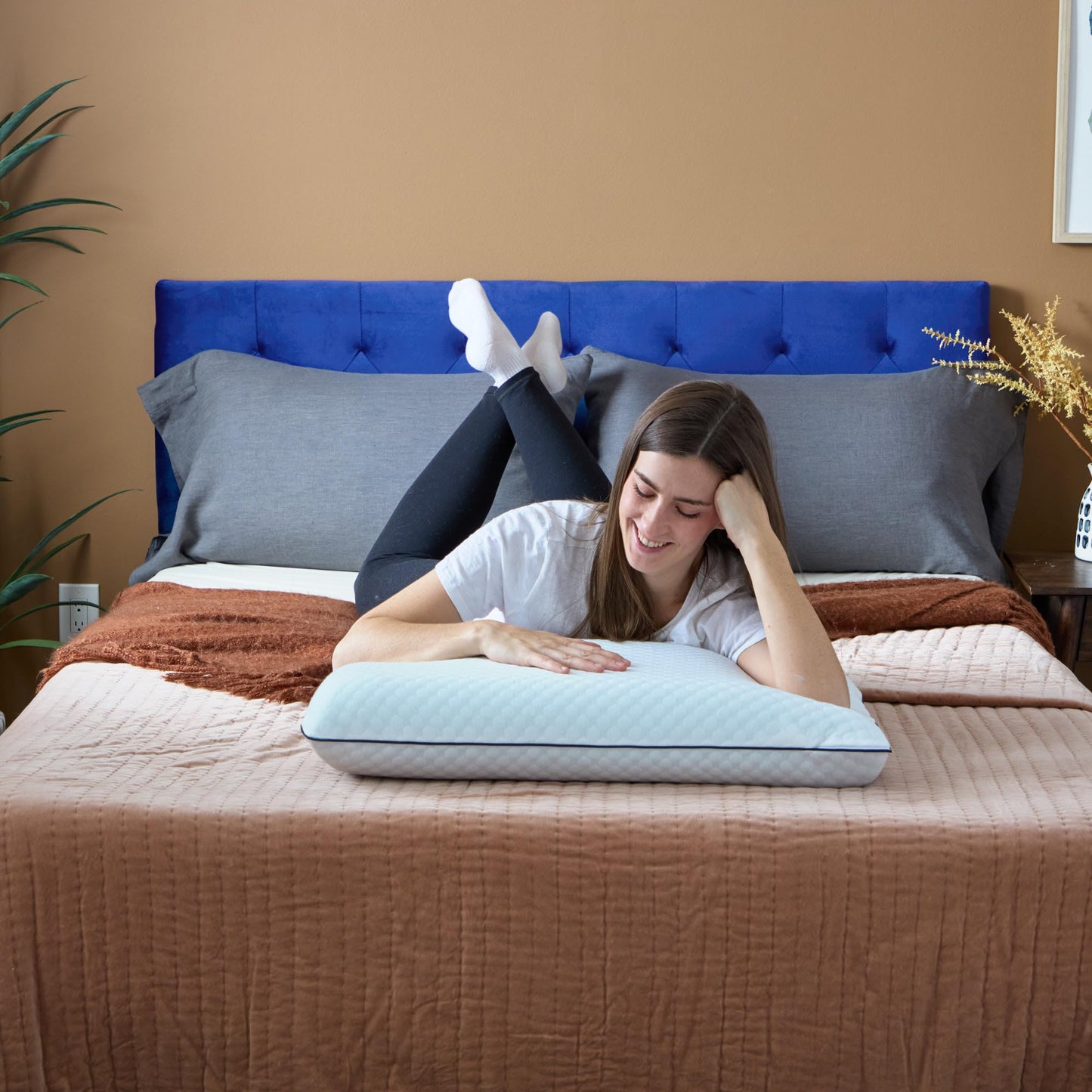 WEEKENDER Ventilated Gel Memory Foam Pillow - Washable Cover - Queen Size(Pack of 1), White