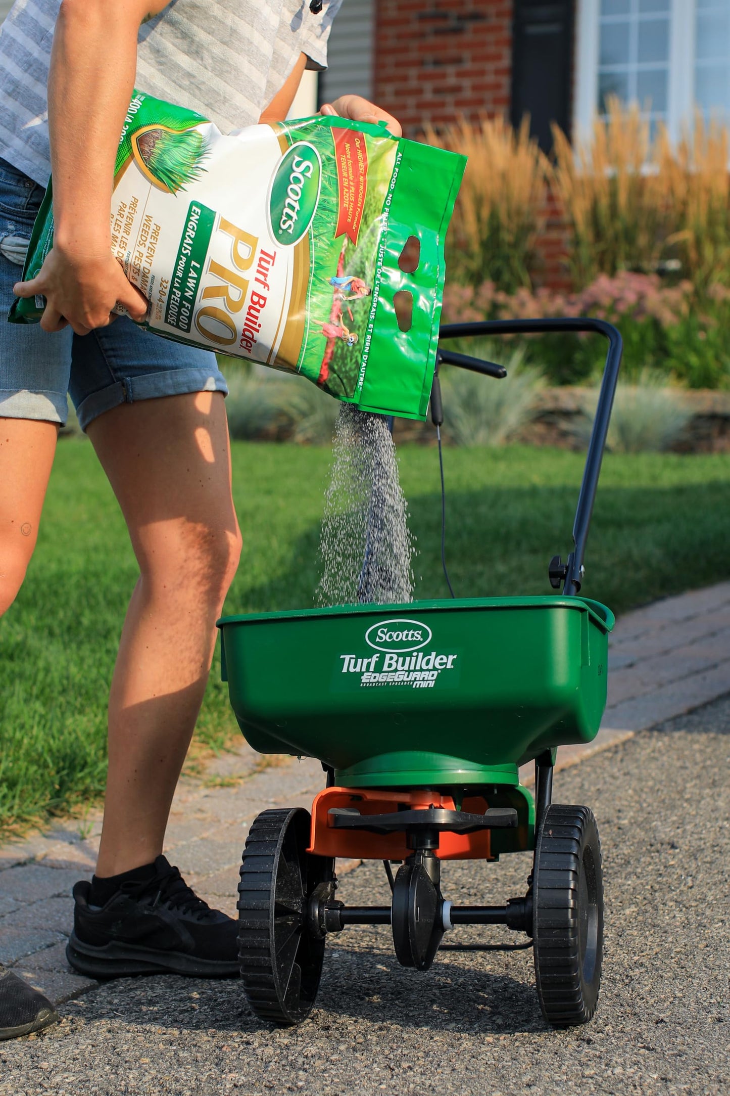 Scotts Turf Builder Pro Lawn Food 32-0-4 10.5kg (800m² Coverage)