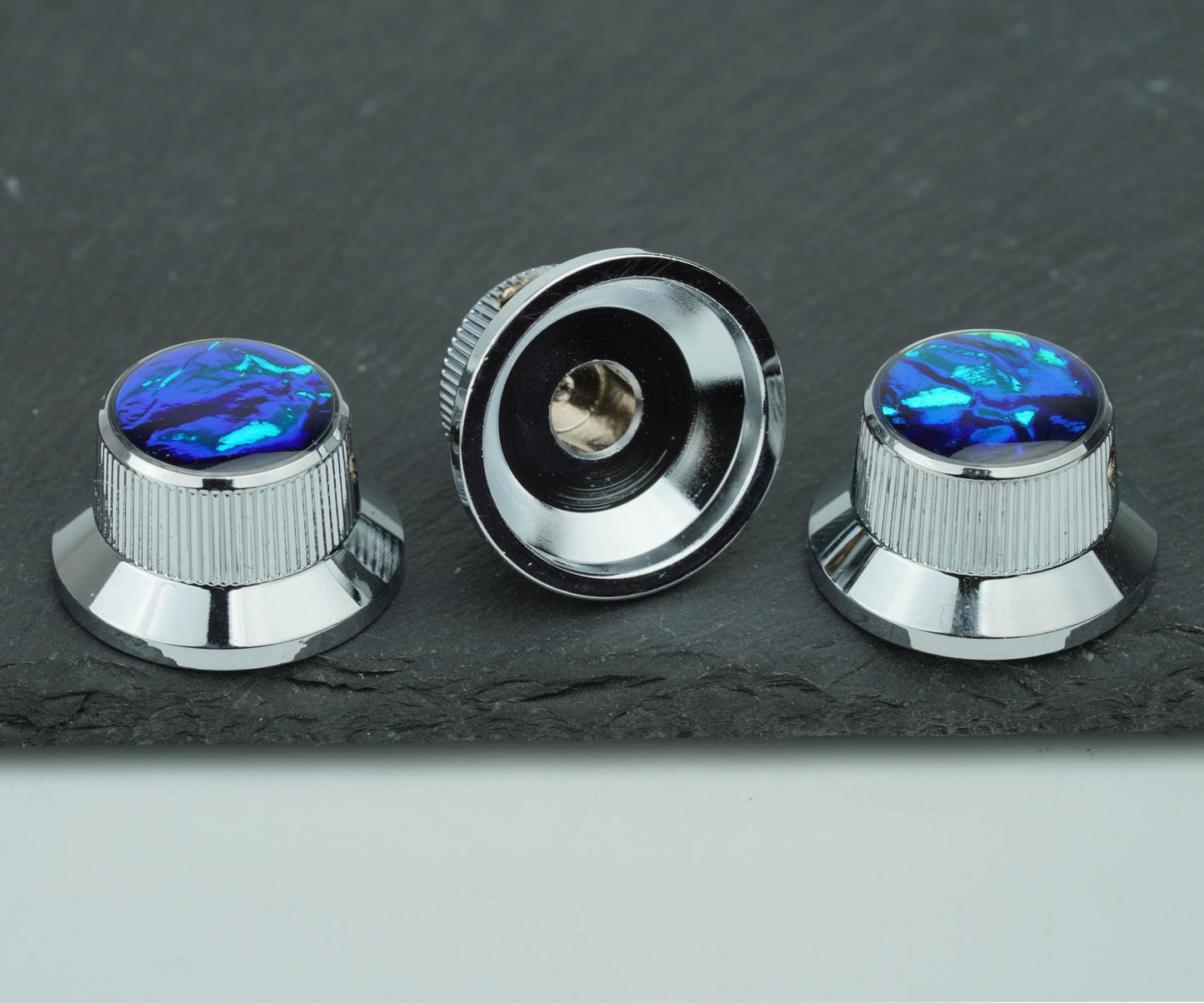 Guyker Top Hat Potentiometer Control Knobs with 6.3mm Dia. Shaft Pots - 3PCS Aluminium alloy Bell Speed Tone Volume Switch Knob Replacement for Electric Guitar or Precision Bass, Chrome CKB019B