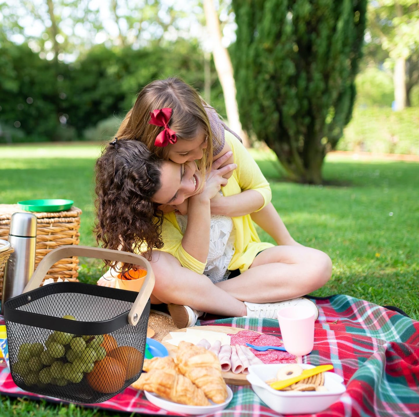 Cheardia 2 Pack Picnic Baskets, Metal Mesh Harvest Basket with Foldable Wooden Handle, Rectangle Garden Storage Basket Bin for Vegetable Fruit Garden Kitchen Cabinet Picking Gathering, Black