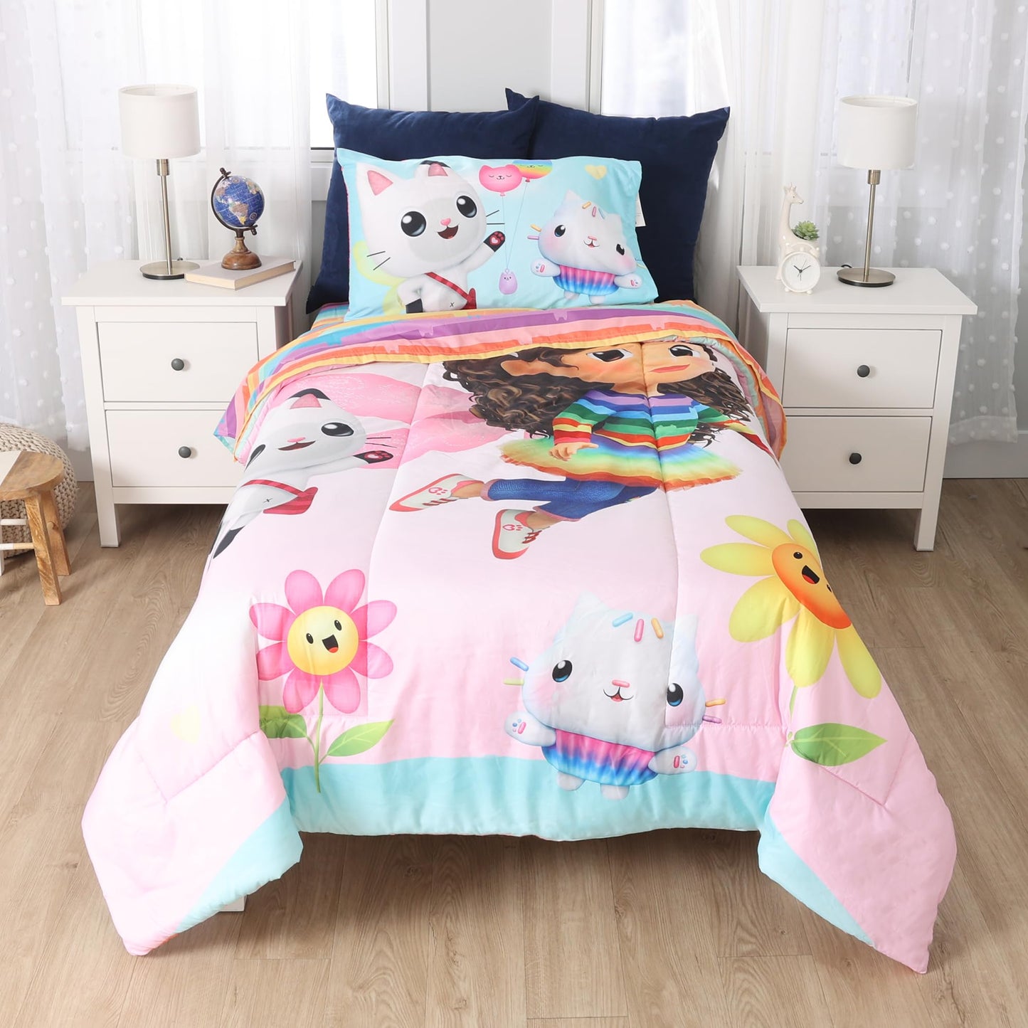 Gabby's Dollhouse 4-Piece Twin Bedding Set EXPRESSIONS – Kids Comforter, Fitted Sheet, Flat Sheet & Pillowcase – Soft & Cozy – for Boys & Girls – Machine Washable (Official DreamWorks Product)