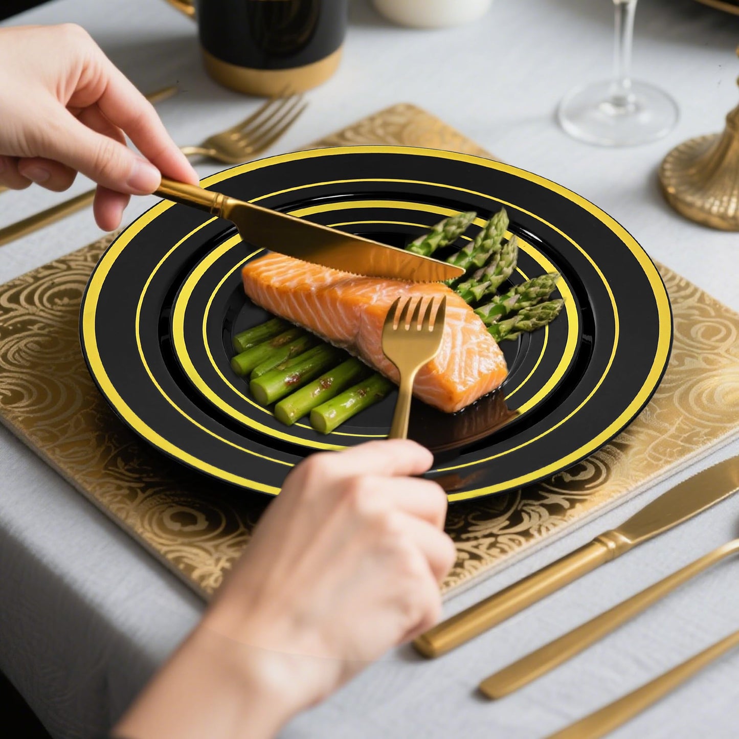 ROCOHANTI 100 PCS Black and Gold Plastic Plates, Disposable Party Black Plates Include 50 Dinner Plate and 50 Dessert Plate Perfect for Holiday, Birthday, Graduation, Wedding & Party