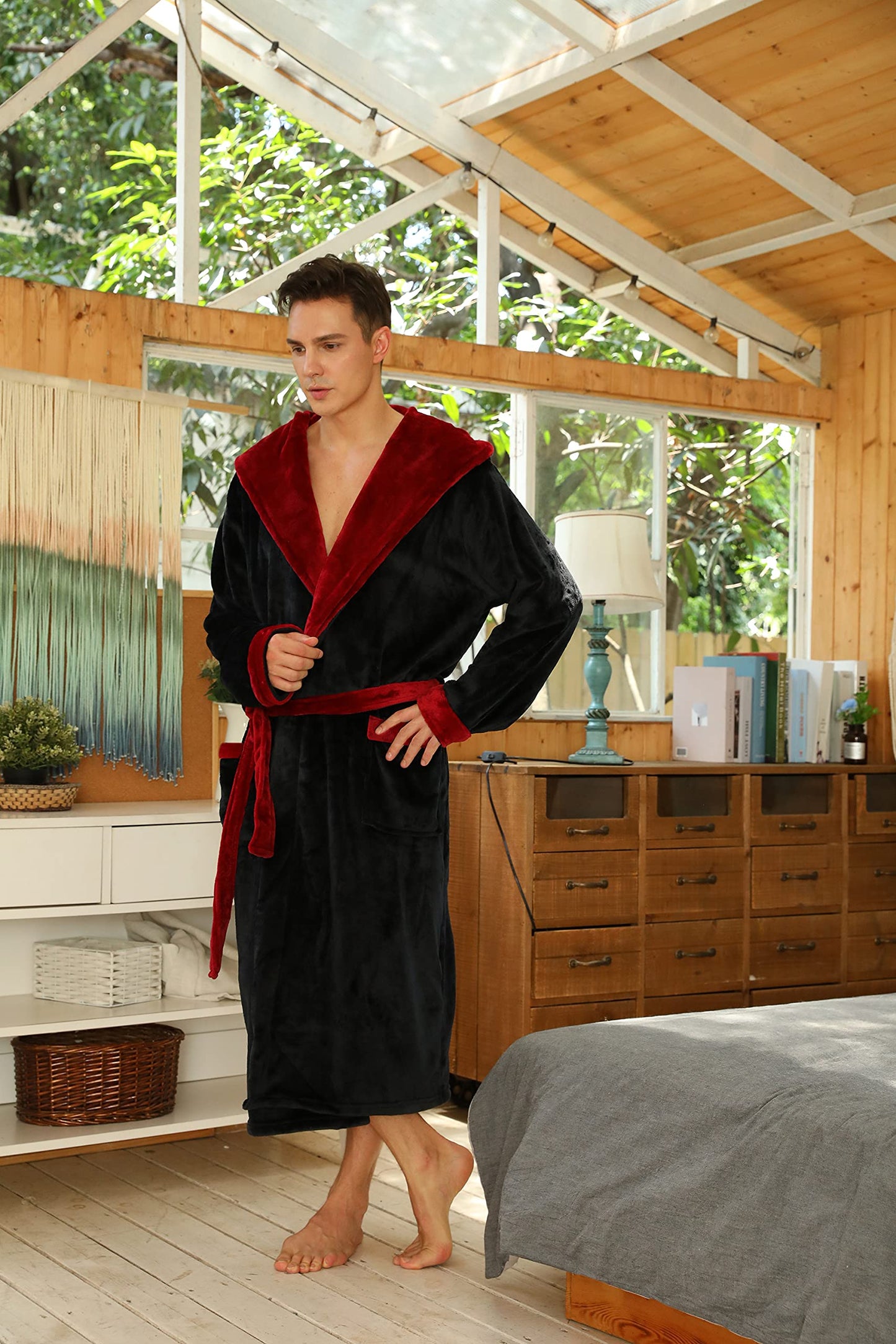 U2SKIIN Mens Hooded Robe, Plush Robes for Men Long Fleece Bathrobe(Black/Dark Red, L/XL)