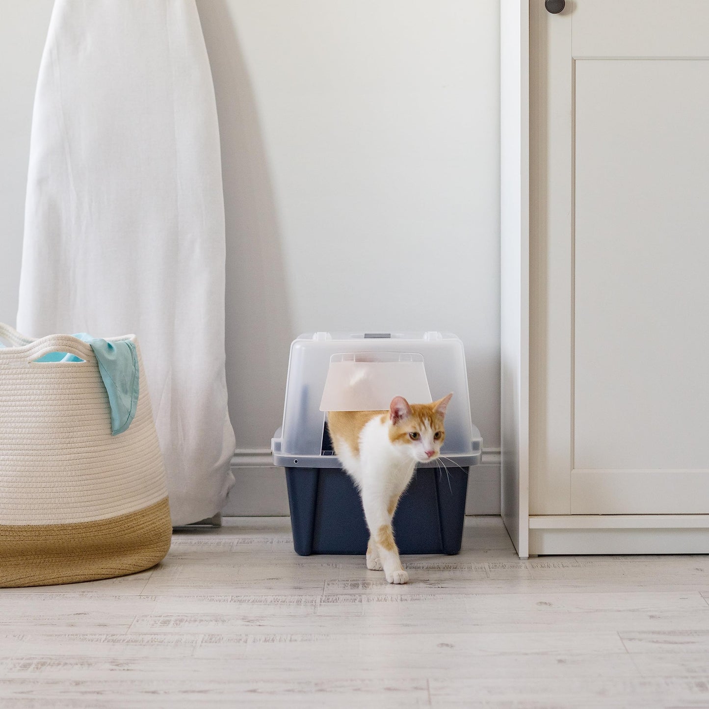 IRIS USA Covered Cat Litter Box with Scoop, Front Door Flap, Enclosed Kitty Litter Box for Privacy, Portable & Easy to Clean, Navy