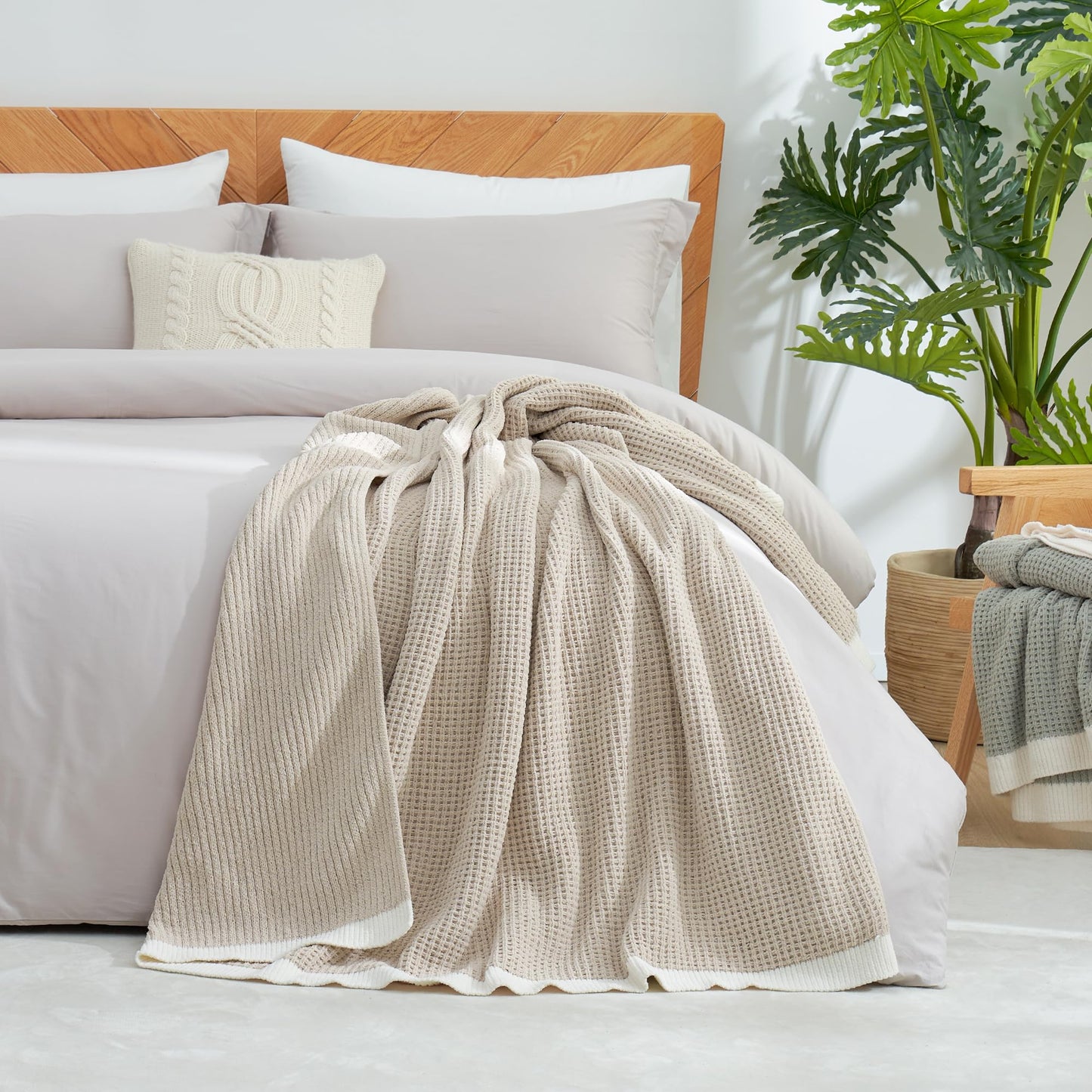 Amélie Home Chenille Throw Blanket, Soft Cozy Waffle Throw for Couch & Sofa, Warm Yet Lightweight, Breathable All-Season Throws for Women Men, Housewarming, Birthdays, 50"x60", Beige