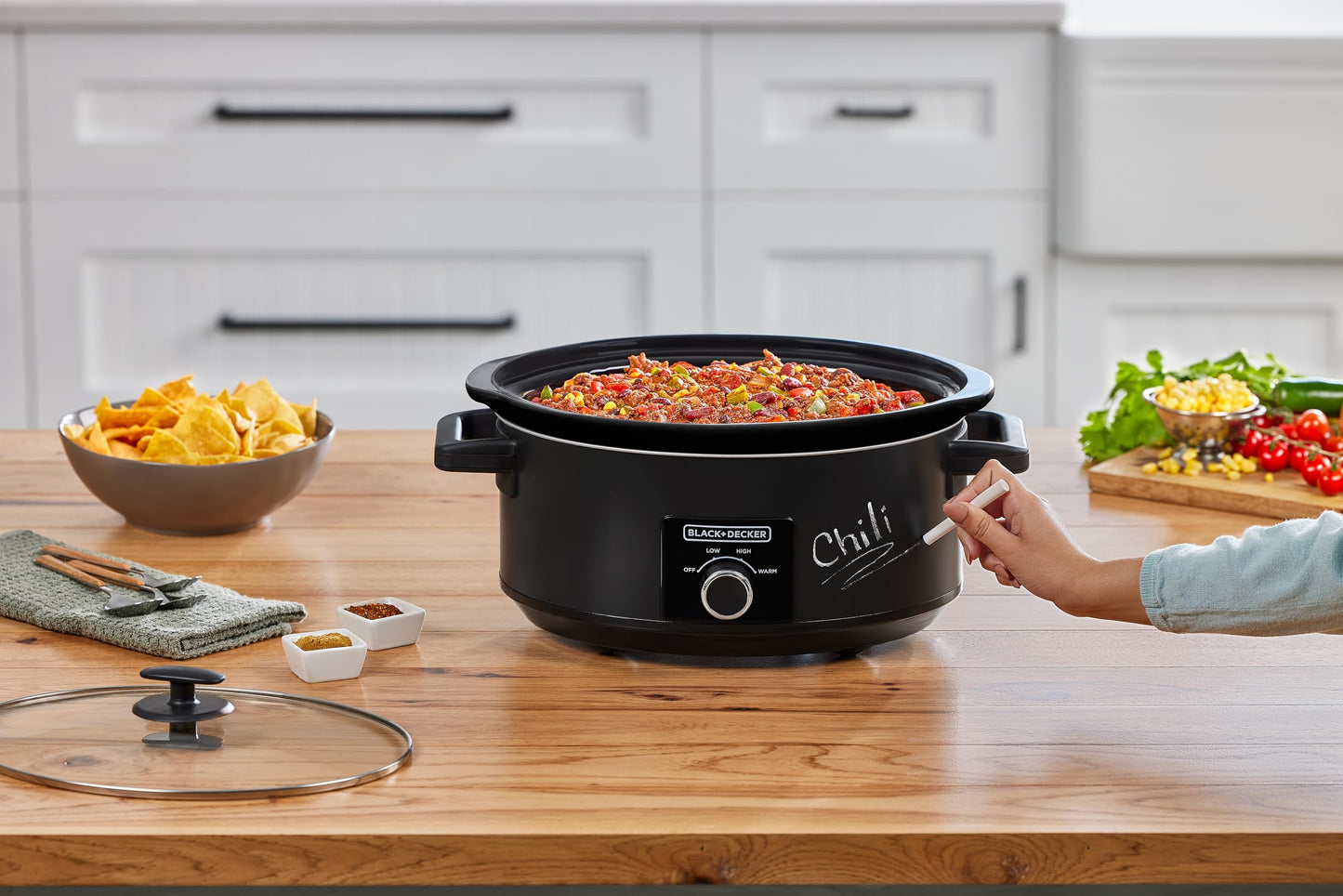 BLACK+DECKER 7-Quart Slow Cooker, SCD4007, Chalkboard Exterior, Locking Lid, 3 Heat Settings, Removable Stoneware Crock
