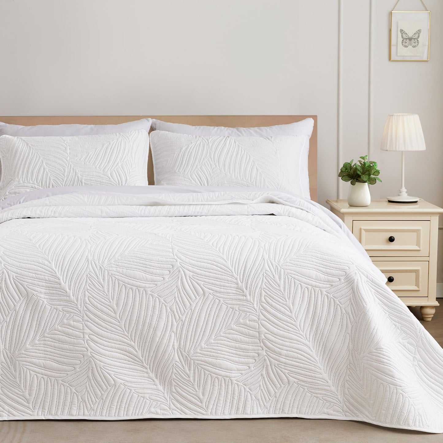 Exclusivo Mezcla California King Quilt Bedding Set, Lightweight White Quilts Cal Oversized King Size for All Seasons, Soft Microfiber Bedspreads Coverlets with Leaf Pattern, 3 Piece