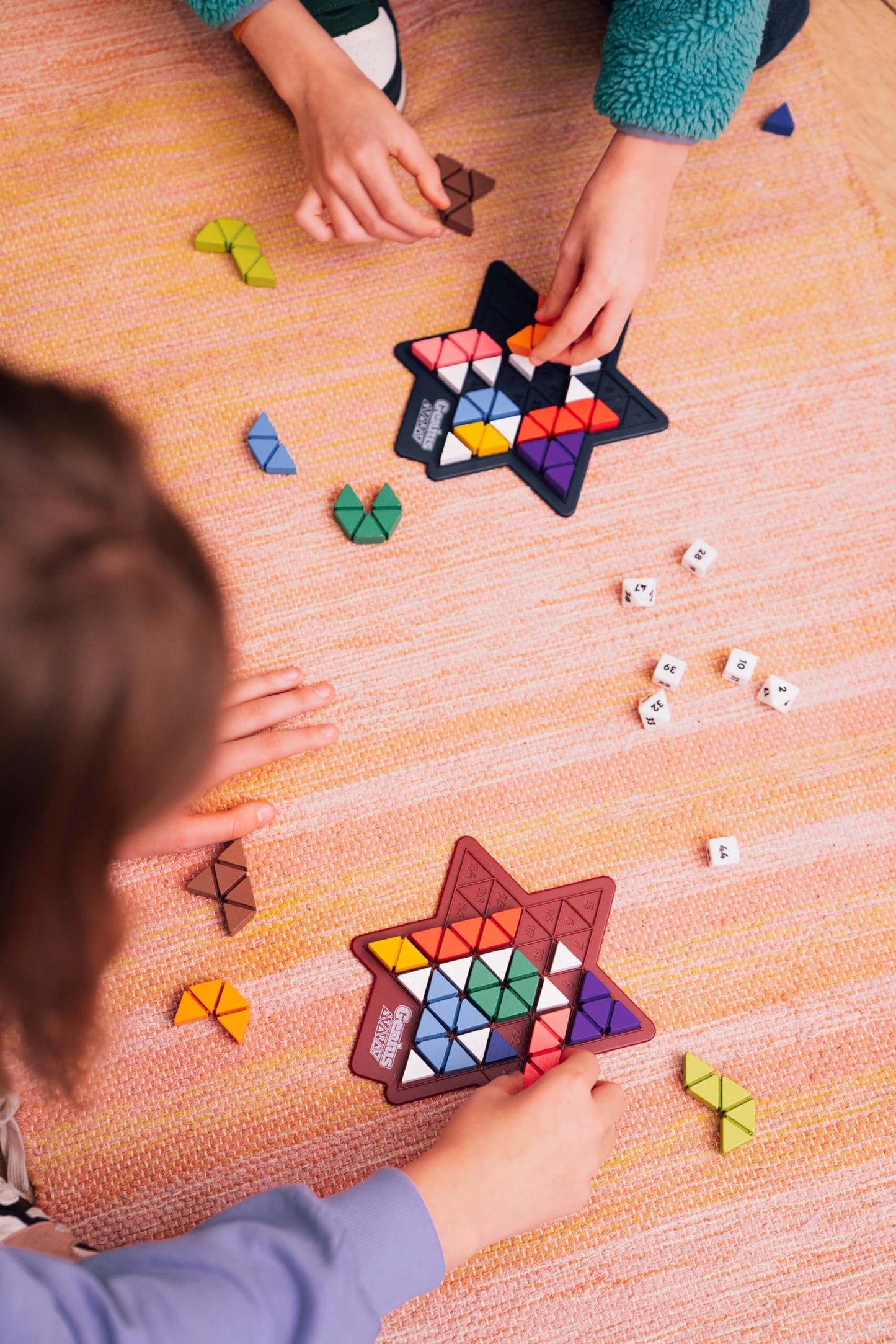 SmartGames - The Genius Star - Educational Brainstorming - Strategy Game and Skill Building - 8 Years + - 1 or 2 Players - Multilingual - The Happy Puzzle Company - SGHP 002