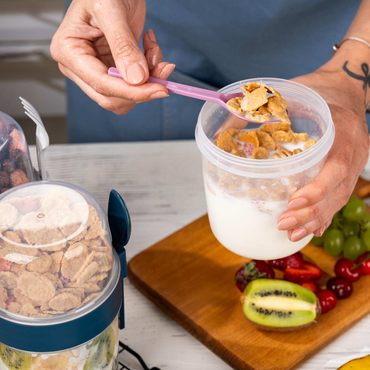 Eynel 650ml Take-go Fruit Muesli Container with Spoon Picnic Work Yogurt Milk Cup Breakfast Glasses with Lid and Spoon, Cereal Topper Oatmeal Granola (Set of 4)