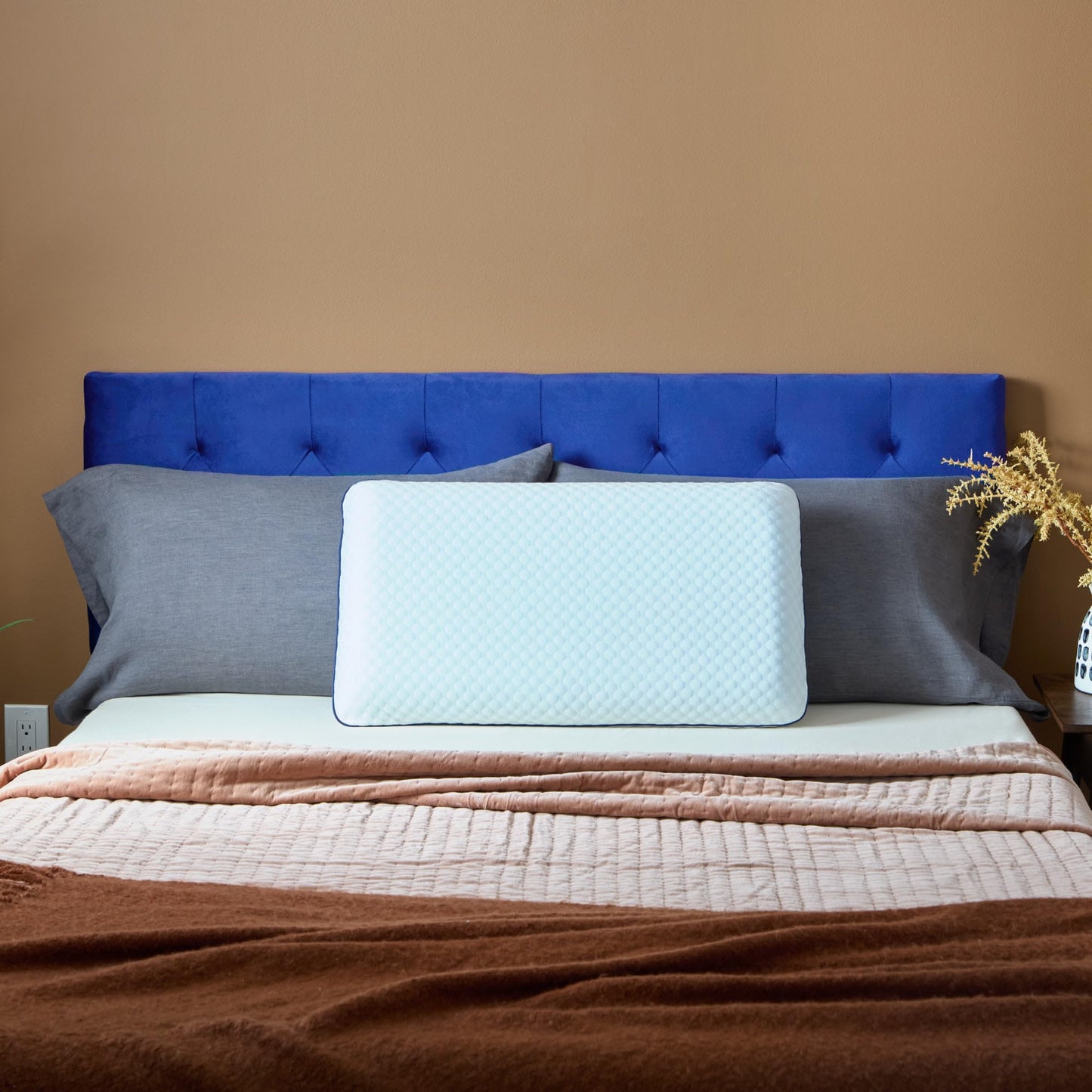 WEEKENDER Ventilated Gel Memory Foam Pillow - Washable Cover - Queen Size(Pack of 1), White