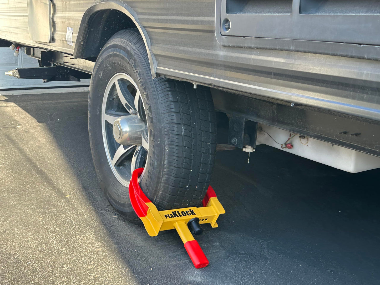 PEAKLOCK Universal Heavy-Duty Wheel Lock – Bright Red-Yellow Anti-Theft Security Clamp Tire Lock for Cars, SUVs, Campers, Motorcycles, and Trailers, Includes 3 Keys