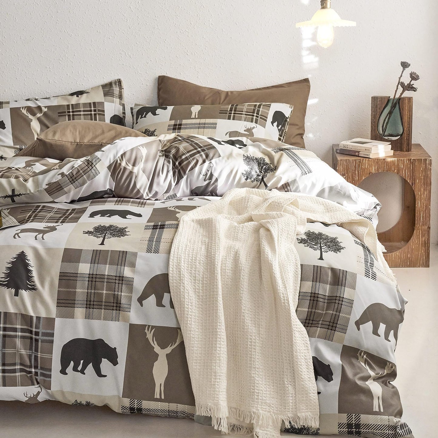 Wake In Cloud - Rustic Comforter Set, Cabin Christmas Farmhouse Western Lodge Woodland Wildlife Patchwork RV Outdoor Theme, Soft Lightweight Bedding, 3-Piece, Taupe, Queen Size