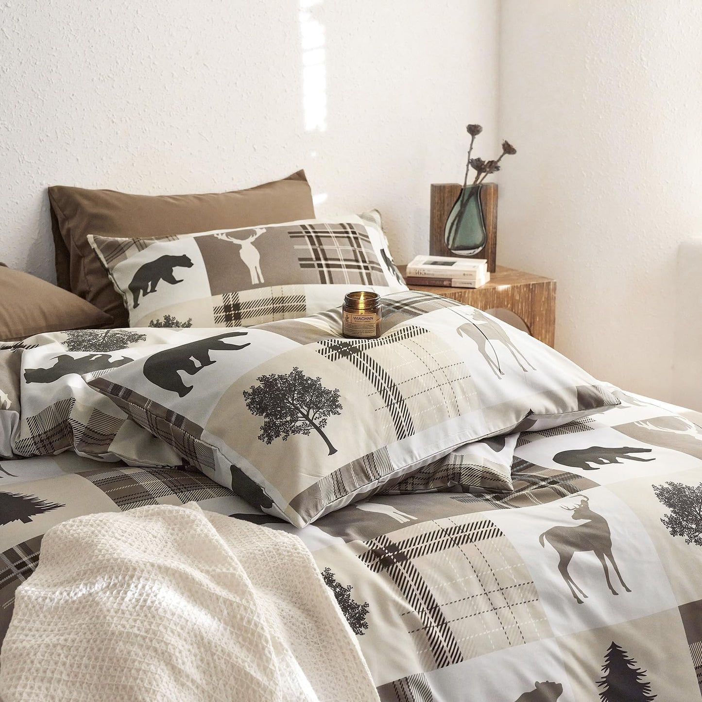 Wake In Cloud - Rustic Comforter Set, Cabin Christmas Farmhouse Western Lodge Woodland Wildlife Patchwork RV Outdoor Theme, Soft Lightweight Bedding, 3-Piece, Taupe, Queen Size