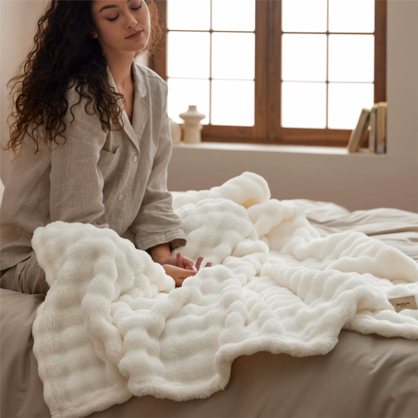 Bedsure 3D Bubble Blanket for Couch - GentleSoft White Spring Throw Blanket for Couch Sofa Bed Room Decor - Luxury Soft Cozy Blanket Gifts for Women, Lightweight, All Seasons, Off White, 60 x 80 ''