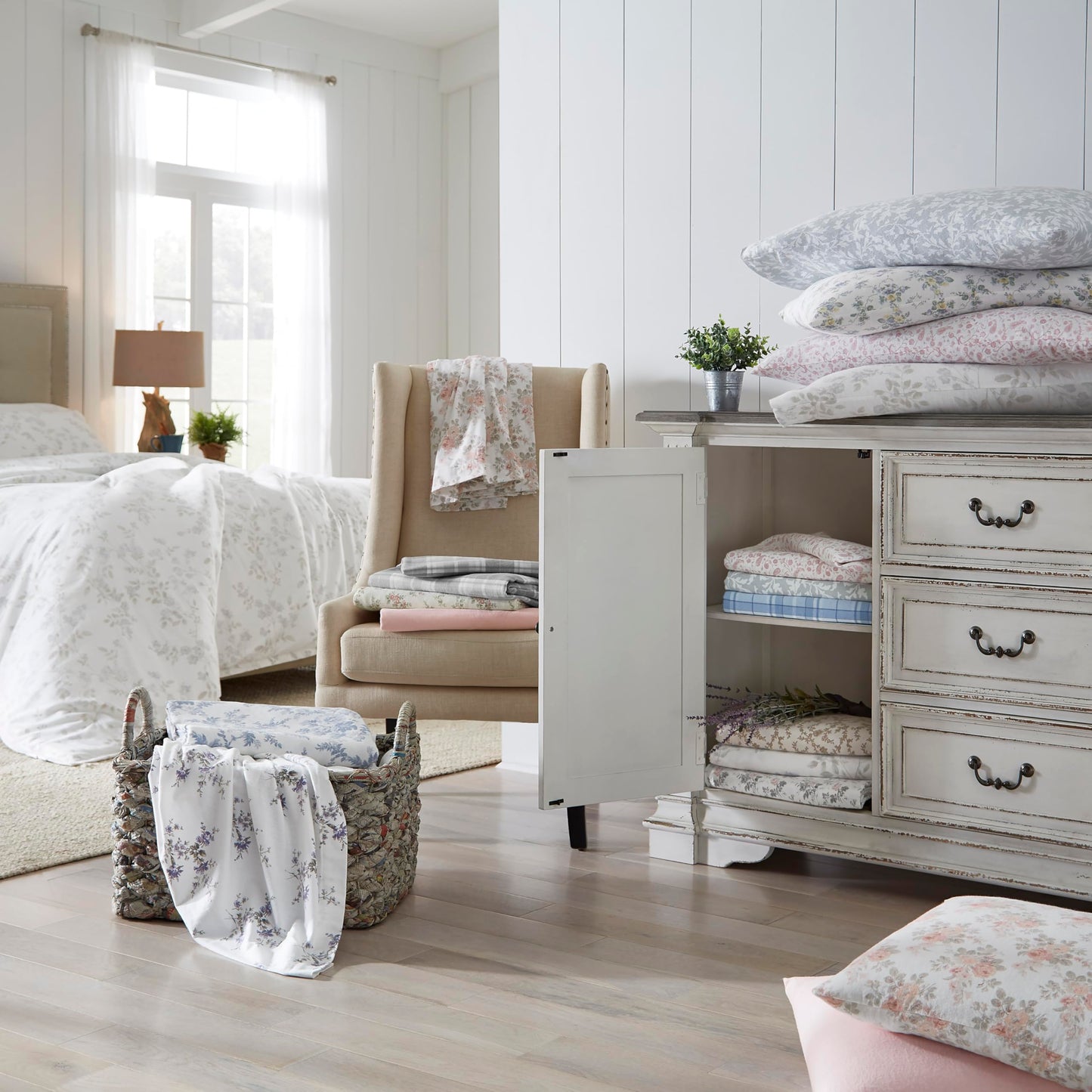 Laura Ashley Home - Flannel Collection - Sheet Set - 100% Cotton, Ultra-Soft Brushed Flannel, Pre-Shrunk & Anti-Pill, Machine Washable Easy Care, Queen, Mulholland Plaid Grey