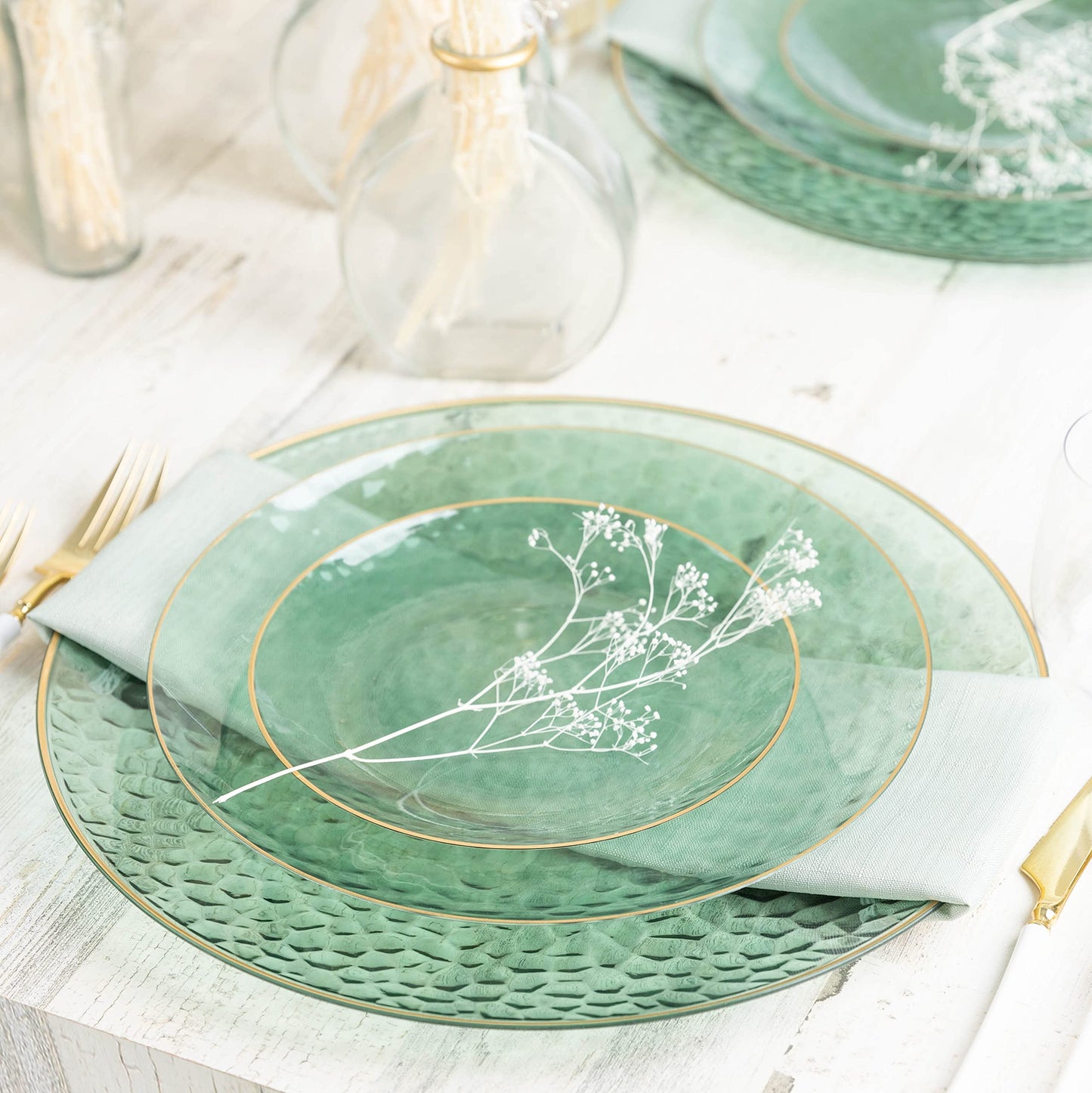 PLASTICPRO 30 Pack Hammered Plastic Plates Heavyweight Disposable Plastic Plates Elegant Clear Hammered Rim Platsic Party Dishes (Hamered Green With Gold Rim, 10'' INCH PLATES)