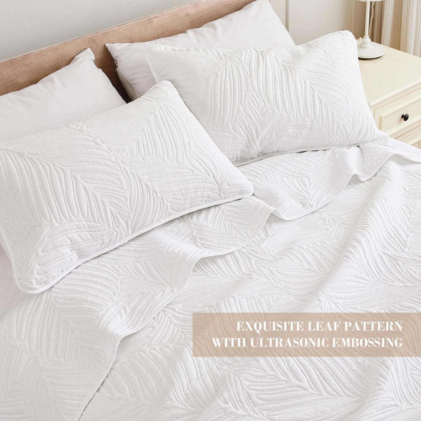 Exclusivo Mezcla California King Quilt Bedding Set, Lightweight White Quilts Cal Oversized King Size for All Seasons, Soft Microfiber Bedspreads Coverlets with Leaf Pattern, 3 Piece