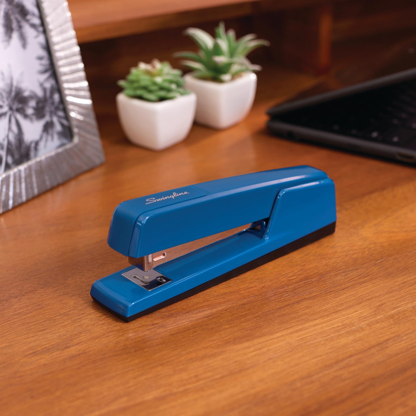 Swingline 747 Classic Desk Stapler, 20 Sheet Capacity, Royal Blue (S7074724)