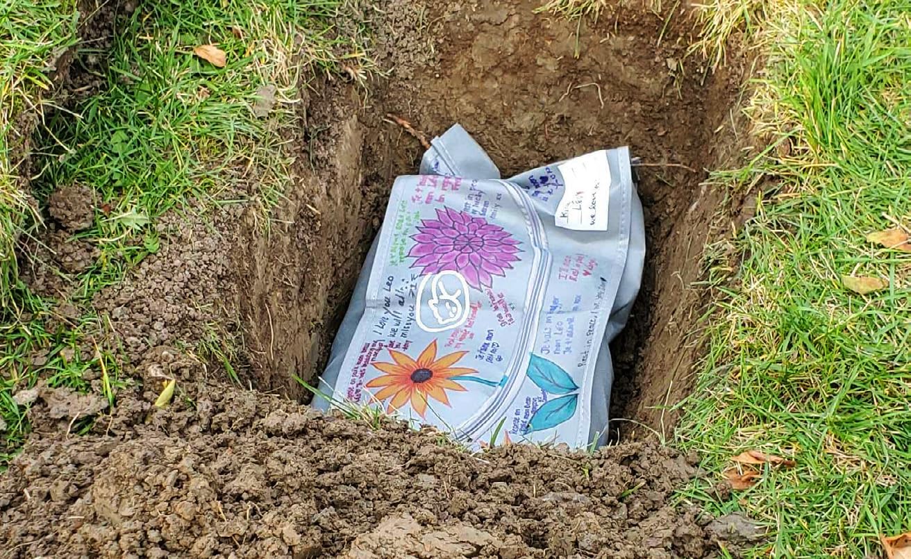 EUTHABAG® - Medium 9kg-18kg. A Beautiful, Customizable Cremation and Burial Kit Suitable for Medium Animals | Designed with Compassion. 9-18 kg. Dimensions 81 x 36 x 18 cm.