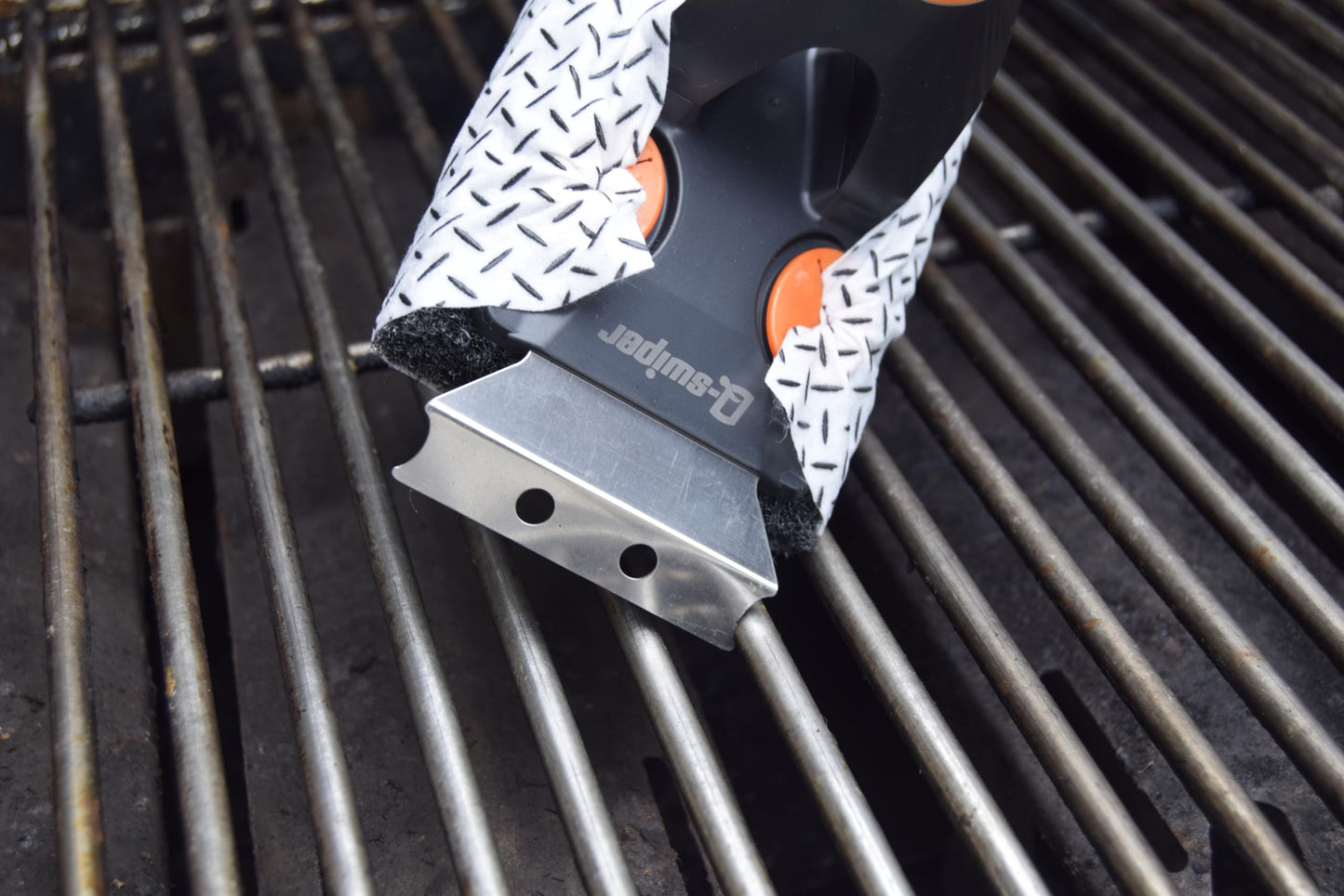 Proud Grill Q-Swiper XL BBQ Grill Brush Cleaner Set - 1 Long Grill Brush with Scraper & 40 Cleaning Wipes, Easy-Clean, Bristle & Wire Free, Grease & Grime Remover, Cleaner Kit for Outdoor Smoker