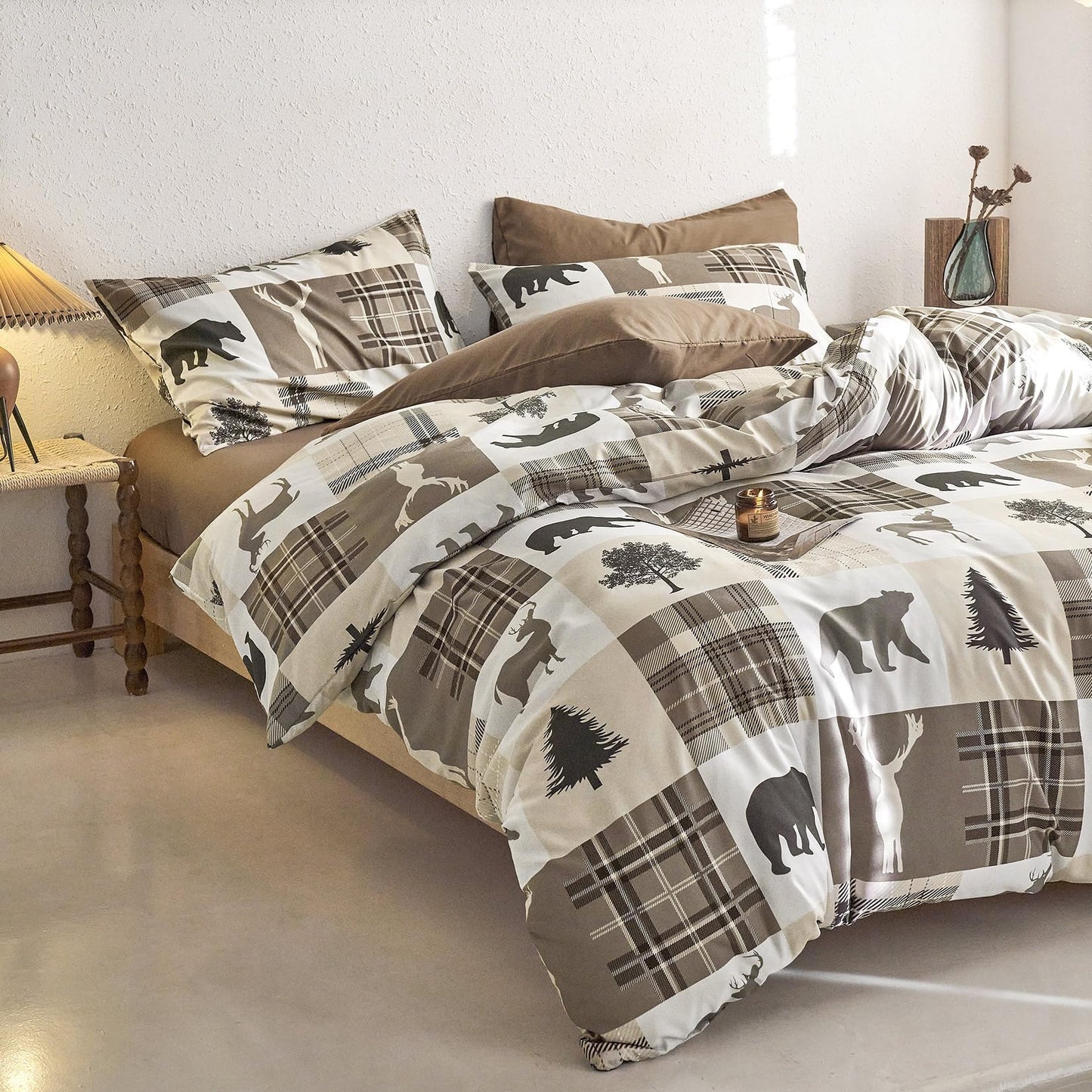 Wake In Cloud - Rustic Comforter Set, Cabin Christmas Farmhouse Western Lodge Woodland Wildlife Patchwork RV Outdoor Theme, Soft Lightweight Bedding, 3-Piece, Taupe, Queen Size