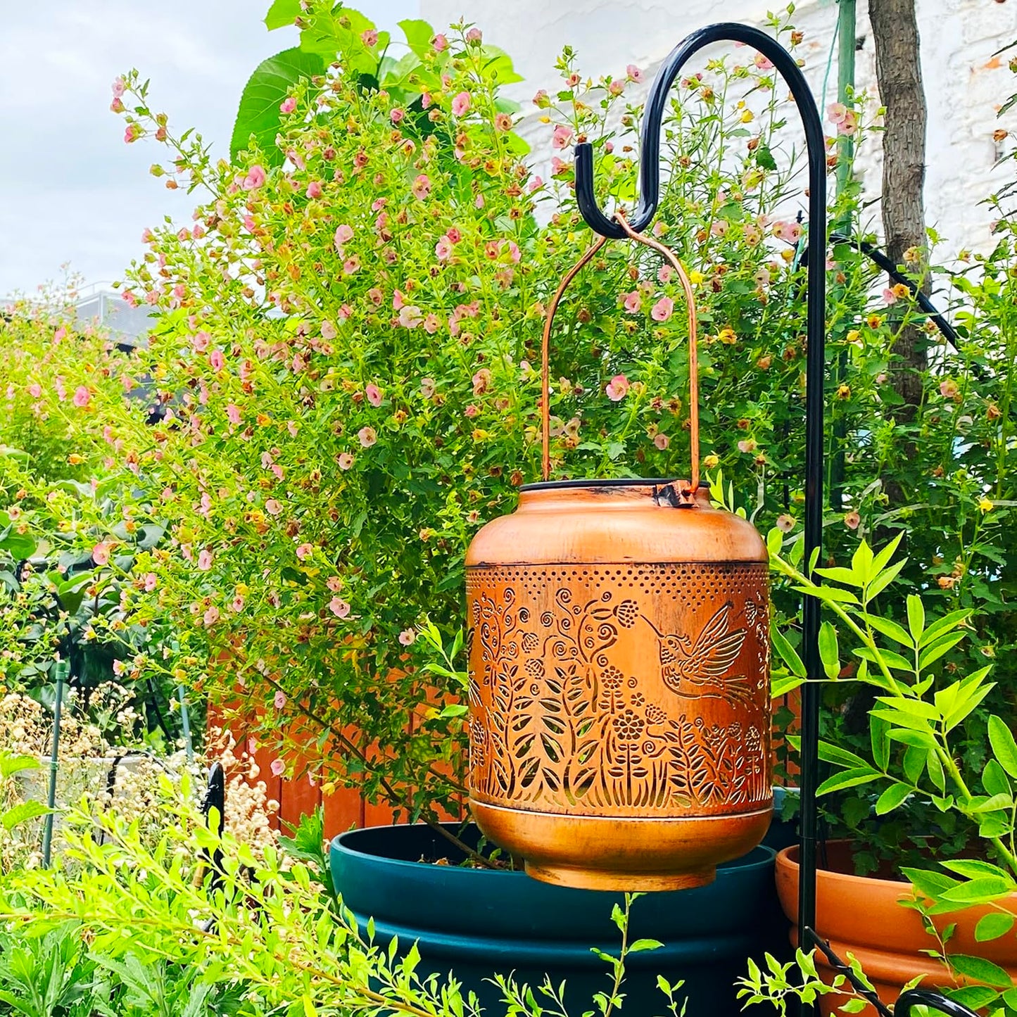 Hummingbird Solar Lanterns Outdoor Waterproof Hanging Solar Lights Hummingbird Gifts for Women Men Metal Bird Decorative LED Lanterns for Yard, Patio, Lawn, Garden Decor
