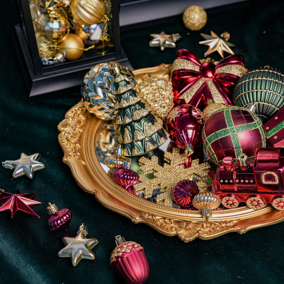 Alupssuc 82pcs Christmas Balls Ornaments Set, Delightful Classic Gift Set Gift Set, and Tree Topper for Xmas Tree Holiday Wedding Party Decorations with Hanging Strings, Gold，Red and Green