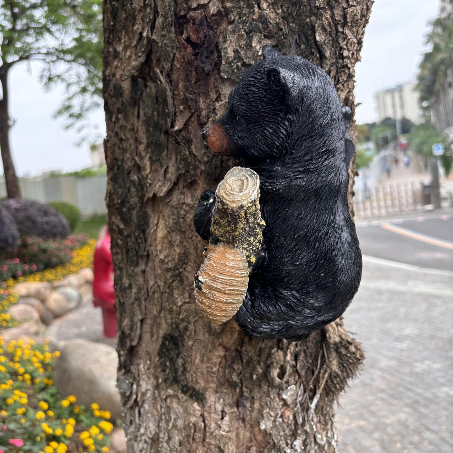 Yaoemei Black Bear cub Tree Hugger Decor. Forest Wildlife Animal Stadue，Climbing Tree Statue Hanging,Tree-Mounted - Realistic Polyresin stadue - for Housewarming, Outer Door,Garden, Yard.