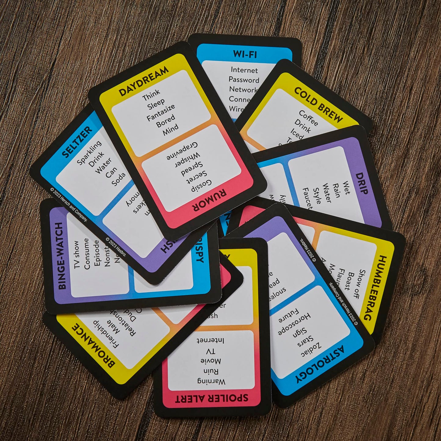 Taboo Classic Game, Party Word Guessing Game for Adults and Teens, Board Game for 4+ Players Ages 13 and Up (French Version)