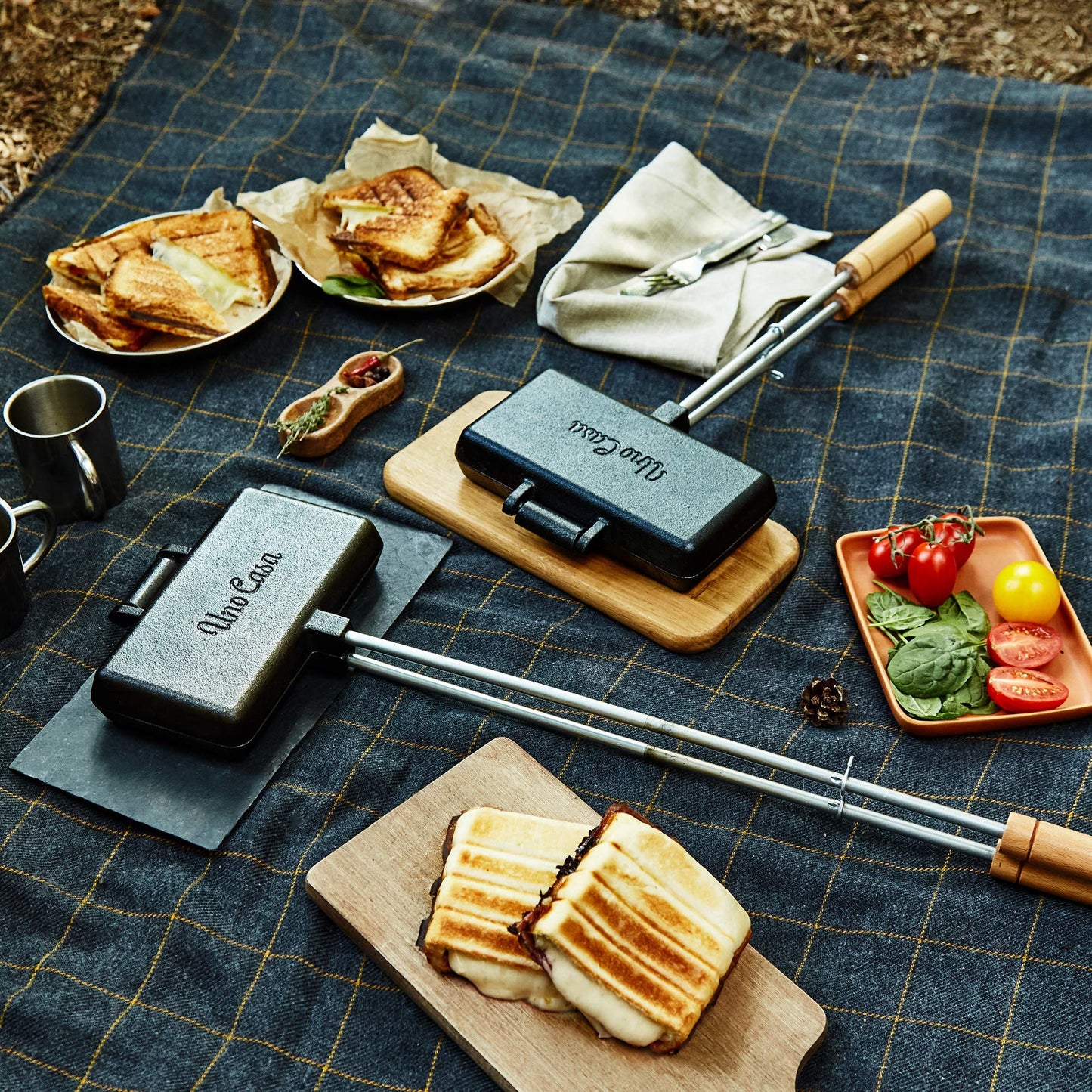 Uno Casa Cast Iron Pie Iron - Campfire Pie Iron Sandwich Maker with Detachable/Extendable Handles, Camping Mountain Pie Iron - Pre-Seasoned Cast Iron Camp Cooker